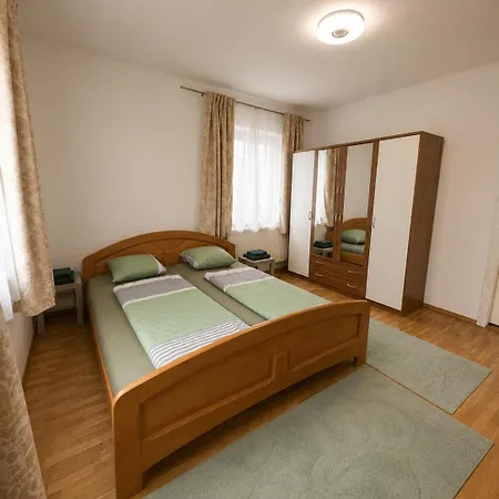 Zentrale Mit Kostenlosen Parkplaetzen *