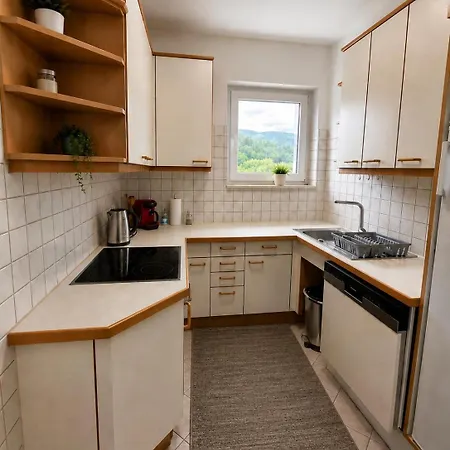 Zentrale Mit Kostenlosen Parkplaetzen *